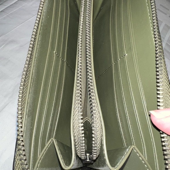 Brand new vintage Green Coach Zip Around Wallet - Picture 6 of 6